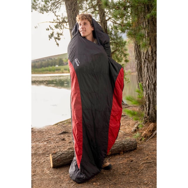 Äußere Materialien: 100% Nylon. Futter Material: 100% Nylon. Füllung Material: 75% graue Entendaunen, 25% graue Entenfedern. Länge: 215cm. Taschen: Intern. -12C Extremwert, Komforttemperatur 2°C bis 7°C, Kapuze mit Kordelzug, an der Kapuze angewachsen, leicht. Design: Kontrast, Logo. Verschluss: Linke Seite, Zwei-Wege-Reißverschluss. Verpackung: Aufbewahrungstasche.