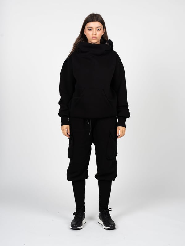Nuestra sudadera de color sólido es la solución perfecta para aquellos que valoran la simplicidad y la elegancia en su vestimenta diaria, y su diseño minimalista hace que sea fácil combinarla con cualquier estilo.

El práctico capucha con cierre proporciona protección adicional contra el viento y la lluvia, al mismo tiempo que añade un carácter deportivo, lo que hace que esta sudadera sea una excelente elección para cualquier clima.

Los bolsillos dobles en el frente no solo añaden estilo, sino que también ofrecen mucho espacio para guardar pequeños objetos, como el teléfono, las llaves o la cartera, lo que hace que esta sudadera sea extremadamente funcional.

Los puños ajustables en las muñecas aseguran un ajuste perfecto y comodidad al llevarla, previniendo la entrada de aire frío, lo que hace que la sudadera sea ideal para días más fríos.

Fabricada en Italia - garantía de la más alta calidad de fabricación y atención al detalle, lo que hace que nuestra sudadera sea sinónimo de lujo y durabilidad, apreciado por todo amante de la moda.