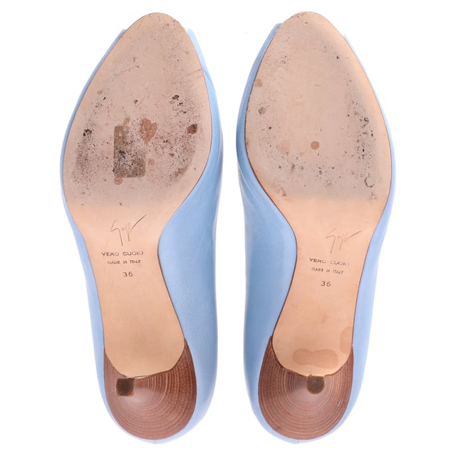 VINTAGE, RRP AS NEW
Experience unmatched comfort and style with these pumps, crafted from light blue leather with leather soles, making them a chic and fashionable choice for any special occasion.



Giuseppe Zanotti Peeptoe Pumps in Light Blue Leather
Condition: Very good
Signs of wear: Minor markings, Lightly used but very well maintained. Minor mark at soles & creasing, light scuffing at the soles and heels.
Packaging: None
Color: Blue | light blue
Material: Leather | leather
Size: EU36
Measurements: Heel height: 8; Insole length: 22,5
SKU: TONPUDESH373851W
