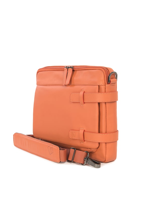 Unisex Crossbody tas met ritssluiting. twee open binnenzakken. afwezige externe zakken. verstelbare en afneembare lederen schouderband. ontbrekend handvat. een binnencompartiment. extern materiaal. polyester binnenkant. Afmetingen: 27x22x5,5 cm. Modeproduct