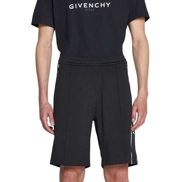 Eleva tu estilo con los pantalones cortos negros. Estos comodos pantalones cortos de Givenchy Black ofrecen un look elegante y versatil, perfecto para cualquier ocasion. Ya sea que vayas al gimnasio o hagas recados, estos pantalones cortos brindan estilo y funcionalidad. !Renueva tu guardarropa hoy!, 100% Algodon, Cinturilla elastica, Bolsillos grandes en la espalda, Bajo con marca, Shorts negros, Ropa urbana