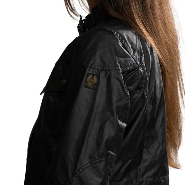 Belstaff Fieldmaster schwarze gewachste Jacke Erleben Sie ultimative Vielseitigkeit und Stil mit der Belstaff Black Jacket. Diese Jacke bietet sowohl Wärme als auch modisches Design und ermöglicht Ihnen den mühelosen Übergang von einem lässigen Tageslook zu einem schicken Abend-Outfit. Bleiben Sie gemütlich und sehen Sie fantastisch aus mit dieser unverzichtbaren Jacke!, Dünne, leichte Jacke, Material: 100 % Baumwolle, 6 Oz gewachste Baumwollbeschichtung, charakteristisches Belstaff-Karo-Baumwoll-Twill-Futter, wasser- und windabweisend, gebürstetes Cordfutter an Kragen, Bündchen und Saumkontaktpunkten, interner Kordelzug für verstellbare Passform. Reißverschluss mit Knopfverschluss, schwarzer dünner Mantel, schwarzer Mantel