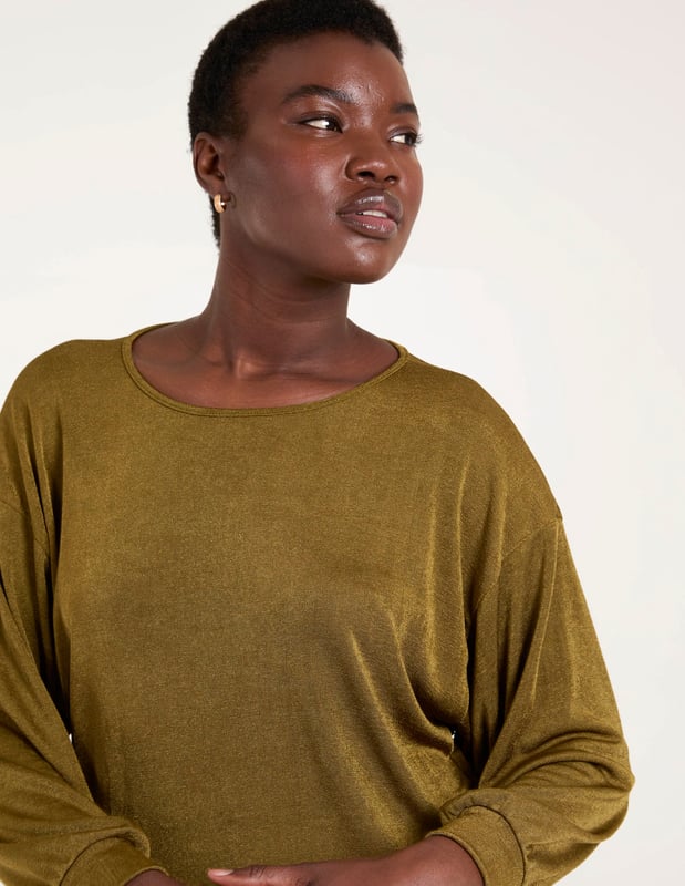 An oversized long sleeve top, perfect for those casual days! Whether you're walking the dog or snuggling on the sofa, here is the top for those days! Team with your fav sneakers and be good to go!    