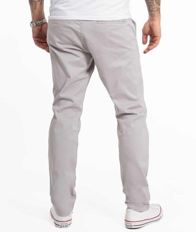 Angeboten wird eine Herren Chino Hose der Trendmarke "Indumentum". Super bequem Herren Hose aus Baumwolle. Top Qualität und Hochwertige Verarbeitung .