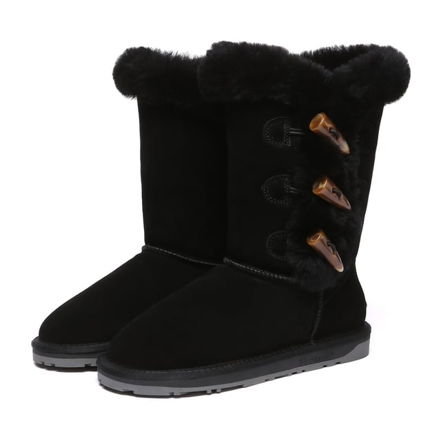 Confeccionadas con tres cierres de cuerno para un toque de estilo en el diseño clásico atemporal, las botas Ashy cuentan con una suela de doble capa ligera que ofrece tanto flexibilidad como durabilidad. Ya sea atadas o dobladas hacia abajo, los tres botones de cuerno permiten un estilo versátil para adaptarse a tus preferencias. Producto No. EAU3018 Descripción: Parte superior de piel de oveja de doble cara - Forro de lana de oveja - Suela de TPR