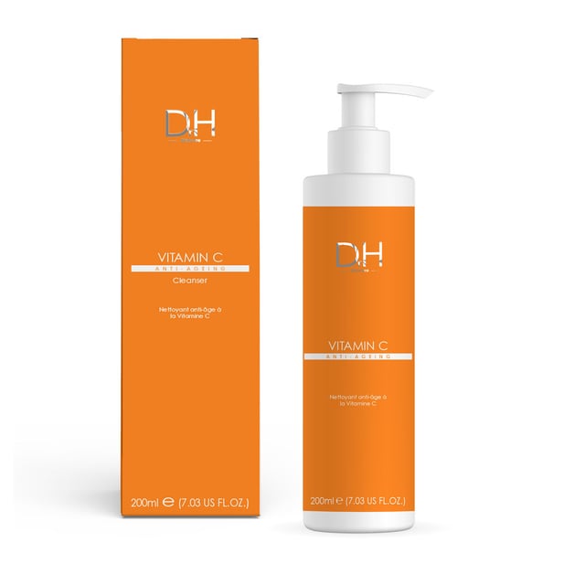 Mit dem Dr. H Vitamin C Anti-Ageing Cleanser erhalten Sie einen strahlenden und jugendlichen Teint. Diese sanfte und dennoch wirksame Formel mit Vitamin C (Ascorbyl Glucosid) und feuchtigkeitsspendender Aloe Vera hellt die Haut auf und glättet sie, während feine Linien und Fältchen gemildert werden. Acetyl Hexapeptide-8 hilft, die Haut zu straffen und aufzupolstern, während Glycerin die Haut tiefgehend mit Feuchtigkeit versorgt und sie weich und geschmeidig macht. Dieser Reiniger entfernt effektiv Make-up und Unreinheiten und hinterlässt Ihre Haut erfrischt und revitalisiert.