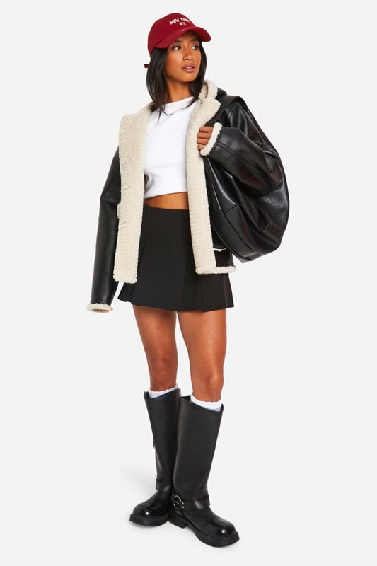 Keep toasty this season with our collection of petite coats and jackets. From petite trench coats to petite teddy coats, our coats for petite women are specifically designed to fit all you girls sitting pretty at 5'3'' and under. Step out in a petite blazer or pass the vibe check in a petite puffer jacket. Whatever your style, we've got you, girl. This one would look dreamy with a pair of straight leg jeans, an oversized hoodie and chunky trainers.Style: Aviator JacketNeckline: Hooded