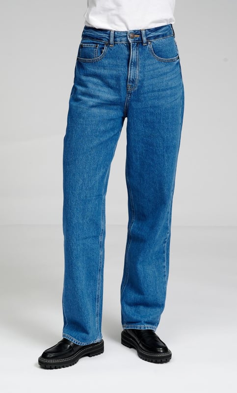 Raka jeans från TeeShoppen
Jeans från TeeShoppen är smarta, bekväma och snygga, vilket gör dem till ett perfekt val för alla outfits året runt. Bra och bekväma jeans kan komplettera varje look. Här kan du se jeans i färgen blå.

 Vilken storlek har jeansen?  
Jeans finns i 24 olika storlekar. Se och välj din storlek under "storlek". Storlekarna är anpassade för kvinnor.

 Om TeeShoppen
På TeeShoppen tror vi inte alltid att pris och kvalitet går hand i hand, och vi vill bevisa det. Vårt sortiment består av olika coola basplagg som kan passa in i vilken garderob som helst. Och det är inte tråkigt bara för att det är basic. Vårt klädutbud är utformat för att vara lätt att styla och tillverkat av de bästa materialen. Detta säkerställer att du har bekväma kläder som kan användas för alla tillfällen. Vill du ha en tidlös leverantör av mode för både män och kvinnor? Då har du kommit till rätt ställe. På TeeShoppen betalar du inte för dyra varumärken och kostnader, bara för kvalitet och service, vilket är viktigt för oss. Vi utökar ständigt vårt sortiment, så att du alltid kan köpa det senaste modet från oss.
