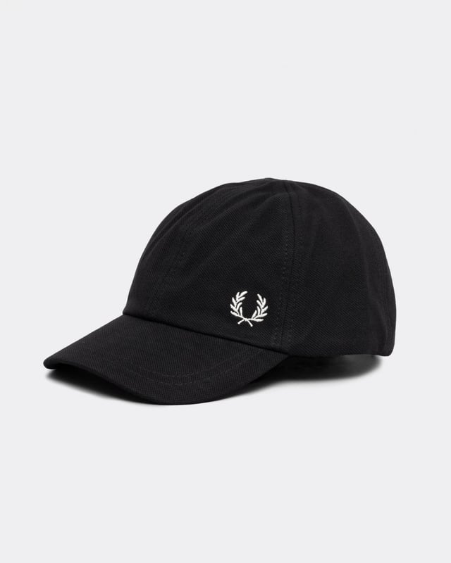 A classic cotton cap inspired by the Fred Perry Shirt.  
Cotton piqué fabric / Internal cotton lining and band / Matte metal adjuster clip / Contrast Laurel Wreath embroidery to the front left side
100% Cotton
HW6726