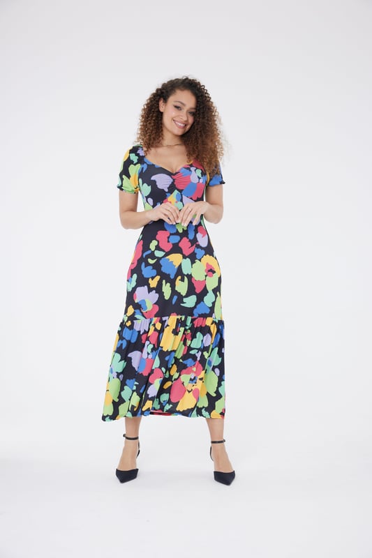 Este vestido llamativo presenta un diseño audaz y multicolor sobre una base negra favorecedora, con mangas de cascada femeninas y un escote en 'v' pronunciado.

Estilo de escote en V con mangas cortas y falda maxi en capas.

100% Poliéster (exterior y forro)

Lavado a máquina a 30°