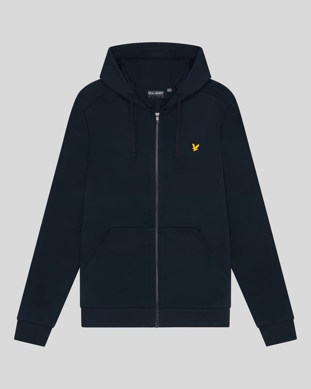 Ervaar comfort en stijl met de Lyle &amp; Scott Full Zip Dark Navy Hoodie. Gemaakt van 100% zacht katoen, biedt deze hoodie een ademende en comfortabele pasvorm, perfect voor dagelijks gebruik. De volledige ritssluiting maakt het gemakkelijk om te dragen in laagjes, terwijl de twee voorzakken handige opbergruimte bieden voor je essentials of een plek om je handen te warmen. De donkerblauwe tint zorgt voor een tijdloze look die moeiteloos bij elke outfit past. Of je nu een casual dagje uitgaat of thuis ontspant, deze hoodie combineert functionaliteit met klassieke stijl om je de hele dag comfortabel en zelfverzekerd te houden
