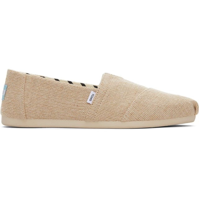 Known for its comfort, iconic for its style, and now, lighter on the planet. This new era of Alpargata shoes brings fresh updates to classic TOMS features, like newly designed custom insoles made with 50% Eco content.