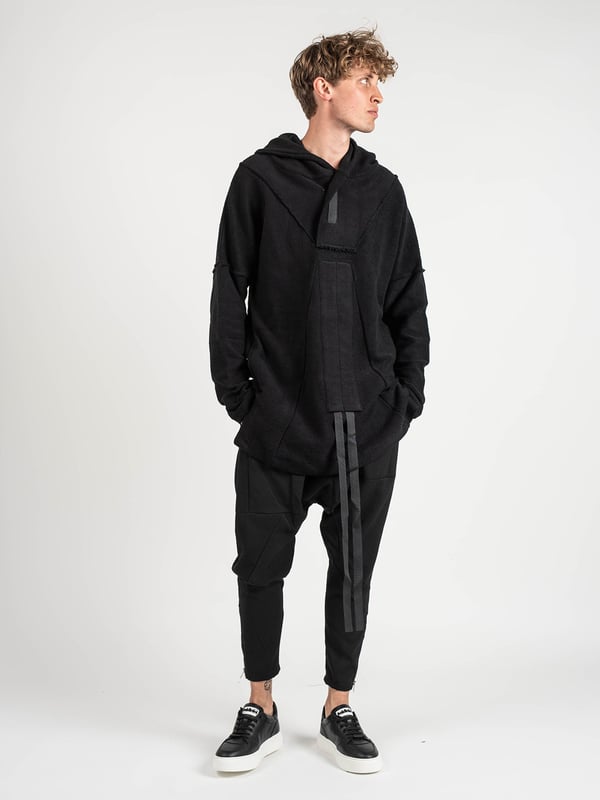 Unisex
Estilo holgado y más largo (Oversize)
Con capucha
Capucha decorada con cremallera
Cierre de velcro en el cuello
Dos bolsillos en la parte delantera
Decorado con cintas con logotipos
Aberturas laterales
Decorado con costuras exteriores
Fabricado con tela de alta calidad
Fabricado en Italia