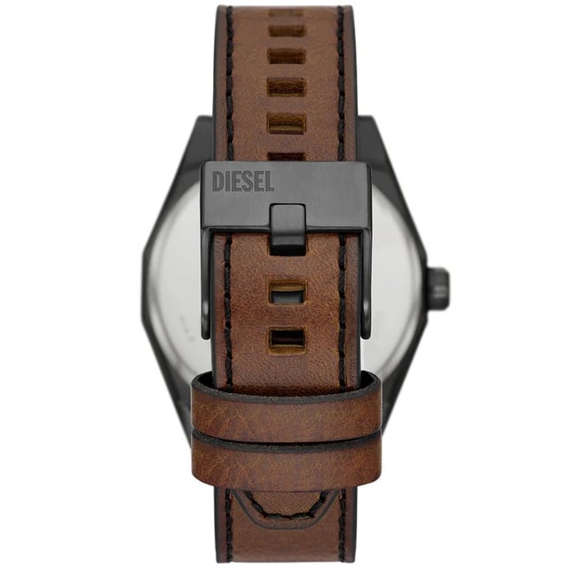 This Diesel Scraper Analogue Watch for Men is the perfect timepiece to wear or to gift. It's Gun 44 mm Round case combined with the comfortable Brown Leather watch band will ensure you enjoy this stunning timepiece without any compromise. Operated by a high quality Quartz movement and water resistant to 5 bars, your watch will keep ticking. This classic watch gives a comfortable feeling with its Leather strap, it's perfect for every occasion This Analogue watch has a function: Luminous Hands and Luminous Numbers High quality 21 cm length and 22 mm width Brown Leather strap with a Buckle Case diameter: 44 mm,case thickness: 9 mm, case colour: Gun and dial colour: Blue