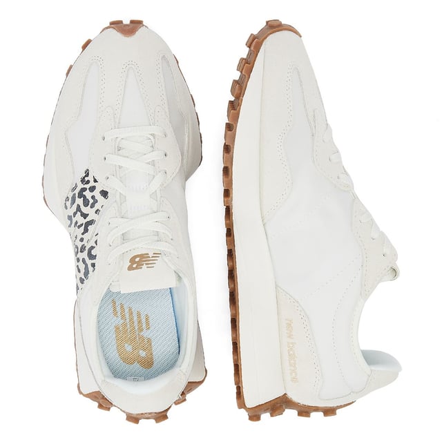 Wir präsentieren die stylischen New Balance 327 Animal Print Logo Sea Salt Sneakers mit einem fesselnden Leopardenmotiv, das das N-Logo ziert. Diese Trainer rühmen sich ein optisch ansprechendes Design mit einem getäfelten Obermaterial, fachmännisch mit Premium-Wildleder überlagert. Entdecken Sie die perfekte Mischung aus Mode und Komfort mit den New Balance 327 Leopard Sea Salt Sneakers.