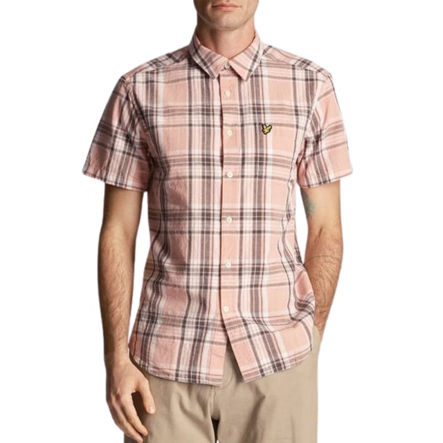 Diese zeitlose Lyle &amp; Das Scott-Hemd ist ein Muss fur jede Garderobe. Dieses aus strapazierfahigem, weichem Leinen gefertigte Stuck verfugt uber ein Logo-Design auf der Brust fur ein klassisches Finish. Werten Sie Ihren Stil mit diesem zeitlosen Klassiker auf! Lyle &amp; Scott Palm Pink Hemd, hergestellt in der Turkei, 90 % Baumwolle, 10 % Leinen, Markenlogo auf der Brust, Kragenkragen. Regulare Passform, fallt der Grosse entsprechend aus, Markenaufnaher vorne links auf der Brust. Stil: SW2011V X238