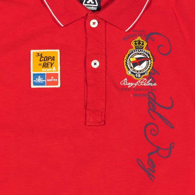 Polo de manga corta.
Color Rojo
Cuello de solapa con acabado acanalado.
Cierre medio de botones.
Bordado  y parches de la marca, en la parte superior y en la parte trasera.
Mangas con acabado acanalado.
Tejido cómodo y elástico.
Costuras vistas a tono.

Composición:  100% Algodón

Lavar máximo a 30ºC.
- Planchar a media temperatura, máx. 110ºC.
- No permite usar secadora.
- No usar lejía.
- No admite el  lavado en seco.