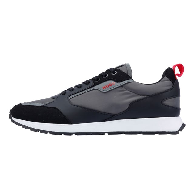 Stylische Sneakers mit einem Obermaterial aus einem Mix aus hochwertigen Materialien für Strapazierfähigkeit und Struktur. Der flache Knöchelkragen sorgt für einen eleganten Look und die gepolsterte Innensohle für ganztägigen Komfort. Die leichte EVA-Laufsohle sorgt für hervorragende Flexibilität und Unterstützung.