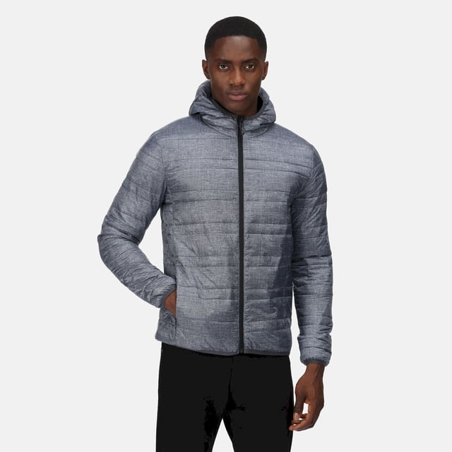 Materiaal: 100% polyester. 37gsm. Ontwerp: Gewatteerd. Stoftechnologie: Isolerend, Warmloft, Waterafstotend. Packaway. Halslijn: Kapitein. Mouwtype: Met lange mouwen. Eigenschappen van de kap: Gegroeid op de kap. Bevestiging: Volledige ritssluiting.