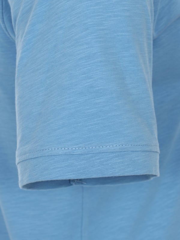Dit Henley shirt met opstaande kraag en knoopsluiting is een geweldige basic voor je garderobe. Het is gemaakt van puur katoen en heeft een hoog draagcomfort. De print met geborduurde elementen, de labelpatch boven de zoom en de kleine zijsplitjes maken het ontwerp af.