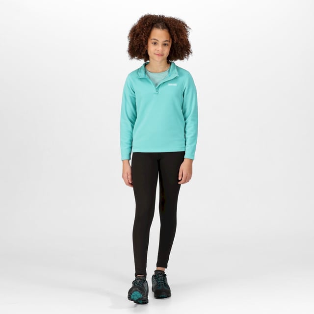 170gsm Symmetrie fleece 1 zijde geborsteld, 1 zijde anti-pil 100% Polyester Regatta kindermaten (borstomtrek): 2 jaar (53-55cm), 3-4 jaar (55-57cm), 5-6 jaar (59-61cm), 7-8 jaar (63-67cm), 9-10 jaar (69-73cm), 11-12 jaar (75-79cm), 32 (79-83cm), 34 (83-85cm).