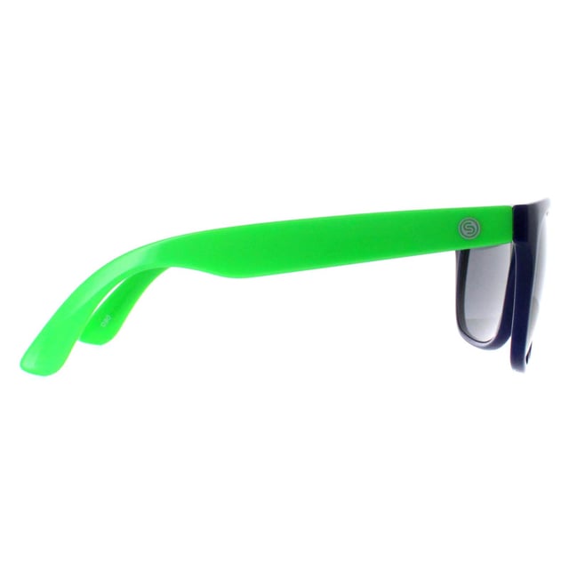 Smarty X2133 C blauwe neongroene grijze zonnebril Zorg ervoor dat je kind opvalt met SMARTY Designer Zonnebril model X2133C, perfect voor jongeren van 7 tot 11 jaar. Deze rechthoekige zonnebril heeft een gestroomlijnd zwart montuur met levendige neongroene kunststof armen en grijze glazen, en biedt superieure UV-bescherming en een gedurfde, moderne look. Het X2133C model combineert trendy design met jeugdvriendelijk comfort en duurzaamheid, waardoor ze ideaal zijn voor elk buitenavontuur. Deze designer zonnebril is verkrijgbaar met een onverslaanbare korting op de normale verkoopprijs en biedt uitzonderlijke kwaliteit en waarde. Voorzie je kind van de ultieme mix van stijl en veiligheid met SMARTY zonnebrillen.