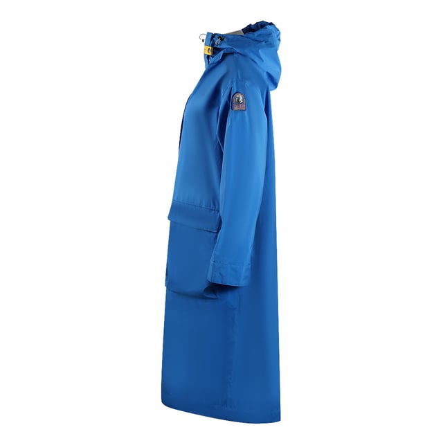 Parajumpers Cara Crayon blauwe lange jas. Blijf warm en stijlvol in de Parajumpers Blue Coat. Deze luxe damesjas is vervaardigd en beschermt tegen de elementen. Offer stijl niet op voor comfort - maak een statement!. Bovenmateriaal: 80% polyester, 20% polyurethaan. Voering: 80% polyester, 20% polyurethaan. Blauwe jas, overjas, dun jasje. Ritssluiting, dunne regenjas, gemaakt van 30% gerecyclede stoffen. Stijlcode: Cara 211