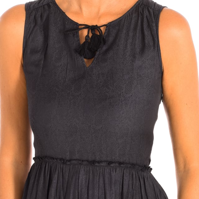 Short dress Le temps des Cerises.
 Color Black
 A casual and sophisticated choice for any special occasion.
 V neck.
 Main zipper closure on the side.
 Soft fabric that adapts perfectly to the silhouette.
 Lined interior.
 Seams seen in tone.

 Composition: 100% Polyester; Lining: 100% Polyester.

 -Machine wash at a maximum temperature of 30º.
 -Do not use a dryer.
 -Do not use bleach.
 -Iron temperature max. 110º.
 -Do not dry clean.
 Composition: 100% polyester; Lining: 100% Polyester.
 Care:
-Machine wash at a maximum temperature of 30º.
 -Do not use a dryer.
 -Does not use bleach.
 -Iron maximum temperature 110º.
 -Do not dry clean.