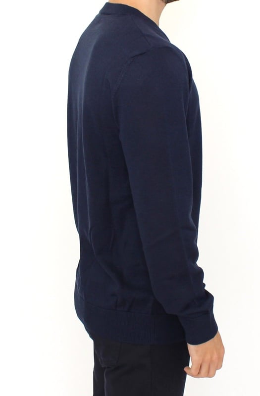100% Authentic ERMANNO SCERVINO blue v-neck wool blend pullover sweater
  Stylish V-neck design
  Made from a luxurious blend of 50% acrylic and 50% wool
  Logo detailing adds a subtle designer touch
  Available in a beautiful blue color
Material: 50% Acrylic 50% Wool