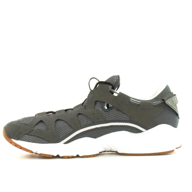 El ASICS Gel-Mai es uno de estos clásicos de los años 90 que te atrapan de inmediato. En primer lugar, es el sistema de cordones asimétrico y la estadía en el ojal que atrae la atención, pero no es solo que, es el diseño progresivo con la parte superior de la malla gris y blanca, las superposiciones de gamuza y la funda media de fuzgel de borde de corte lo que le da a los ASICS de ASICS. zapatillas de deporte un look informal.