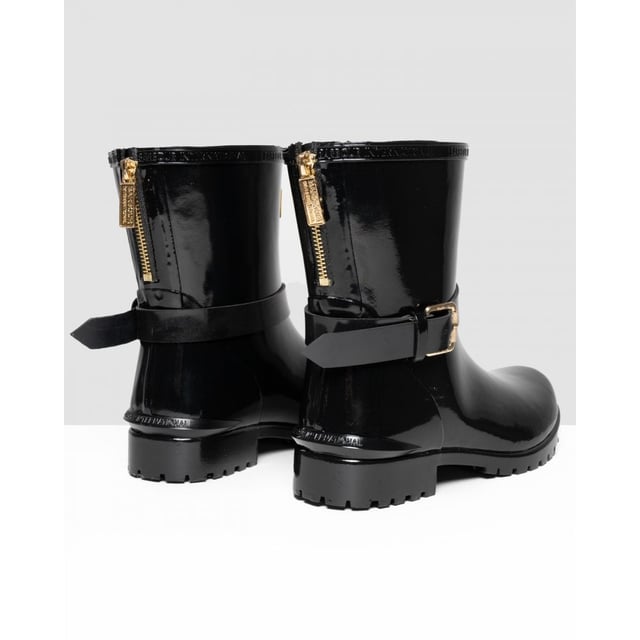 Botas mugello negras Barbour International para mujer, fabricadas en caucho y suela de caucho. Presentan: acabado de alto brillo, suela de perfil bajo, marca Barbour, hebilla decorativa y estilo motero.