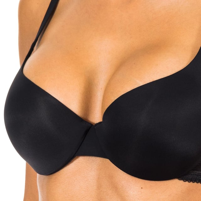Underwired bra.
 Cups with foam.
 Elastic and adjustable straps, with the brand's name consecutively embroidered.
 Rear closure with three-position hooks.
 Elastic sides, with semi-transparent micro tulle detail.
 Seams seen in tone.
 Composition: 55% Polyamide, 38% Polyester, 7% Elastane
 Care:
Care:
 - Wash at max temperature. 40º.
 - Do not use bleach.
 - Do not use dryer.
 - Do not iron.
 - Do not dry clean.