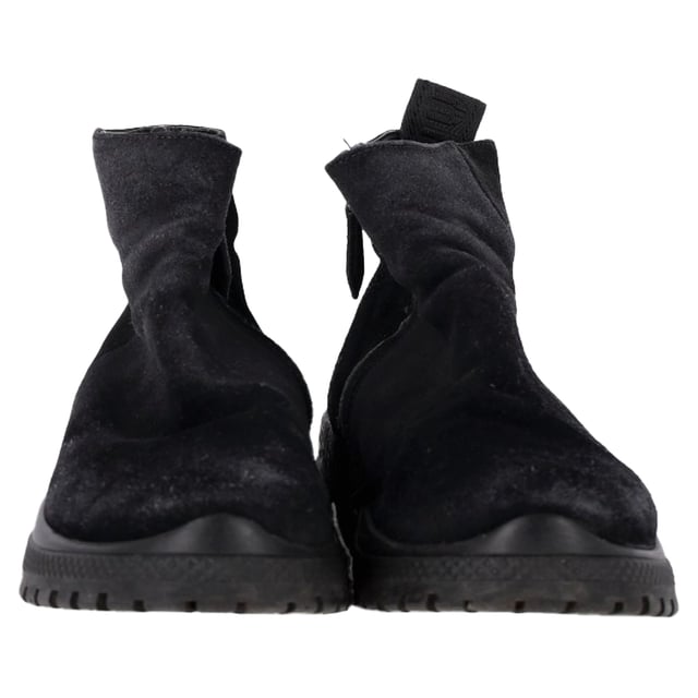 VINTAGE, UVP WIE NEU  
Umarmen Sie mühelose Eleganz mit den Miu Miu Ankle Boots mit Reißverschluss aus luxuriösem schwarzem Wildleder. Diese schicken Stiefel kombinieren Raffinesse mit einem modernen Touch und bieten ein schlankes, elegantes Design, das problemlos vom Tag zur Nacht übergeht. Das weiche Wildledermaterial bietet eine feine Textur, während die kräftigen Reißverschlussdetails in Silber einen Hauch von modernem Charme verleihen.

Miu Miu Ankle Boots mit Reißverschluss aus schwarzem Wildleder

Zustand: Sehr gut  
Gebrauchsspuren: Leichte Abnutzungen, leicht getragen, aber sehr gut gepflegt. Kleine Markierung an den Sohlen & Falten, leichte Kratzer an den Sohlen und Fersen.  
Verpackung: Staubbeutel  
Farbe: Schwarz  
Material: Wildleder | Wildleder  
Größe: IT | 35/UK2/US5  
Maße: Absatzhöhe: 60; Innensohlenlänge: 280  
SKU: TONPUGBSH444356W  