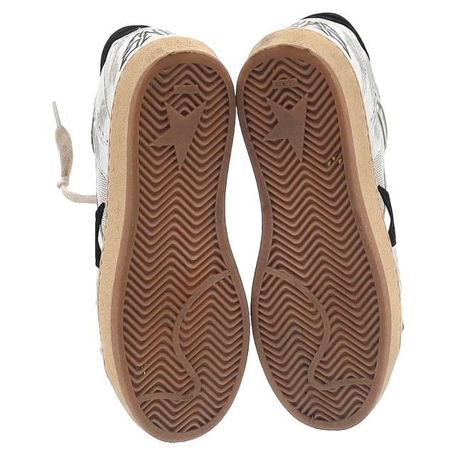 VINTAGE, RRP WIE NEU  
Erhebe deinen Street Style mit den Golden Goose Ball Star Special Edition Sneakers aus silberner Leder.  
Entfessle deinen inneren Trendsetter mit den Golden Goose Ball Star Special Edition Sneakers aus atemberaubendem silbernen Leder. Ein Statement-Stück für deine Garderobe, diese Sneakers kombinieren hochwertige Handwerkskunst mit einem futuristischen Touch. Der metallische Glanz verleiht einen auffälligen Charme, während die abgenutzten Details dem charakteristischen, getragenen Look von Golden Goose treu bleiben und mühelosen Coolness verleihen. Entwickelt für die moderne Fashionista, vereinen diese Schuhe Luxus und Komfort nahtlos und bieten gepolsterte Sohlen für den ganzen Tag.  
  
Golden Goose Ball Star Special Edition Sneakers aus silbernem Leder  
Zustand: Sehr gut  
Abnutzungserscheinungen: Enthalten Box., Keine Markierung an der Innensohle., Leicht gebraucht. Sehr leichte Markierung an den Sohlen.  
Verpackung: Box  
Farbe: Silber  
Material: Außen: Schafsleder 76%, Polyester 19%, Leder 5%  
Futter: Baumwolle 49%, Leder 31%, Polyester 16%, Polyurethan 4%  
Größe: EU37/IT37/US7/UK4  
Maße: Absatzhöhe: 30; Innensohlenlänge: 280  
SKU: NAPPUGBSH429084W