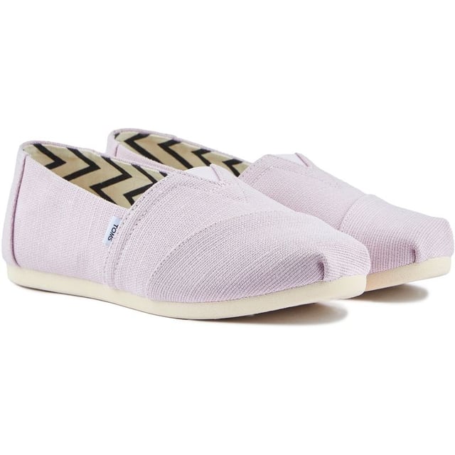 Celebre la próxima primavera con estos hermosos. Zapatos sin cordones Alpargata de color morado pálido con una parte superior ligera con un forro estampado. Se complementan además con una tapa del talón con la marca y una etiqueta con la marca TOMS en el lateral. El duradero. La suela cómoda y la plantilla transpirable garantizan un uso cómodo durante todo el día. Devuelve la primavera a tus pasos con estas icónicas zapatillas de deporte.