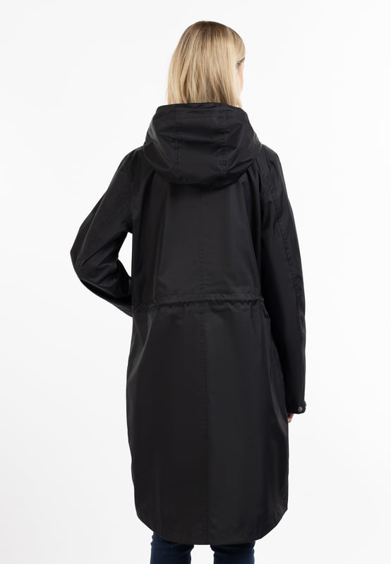 Deze trendy regenjas van ICEBOUND verrijkt je garderobe niet alleen op regenachtige dagen. Wij zijn onder de indruk van de hoogwaardige uitrusting, de slanke, lange parkavorm en de hoge opstaande kraag. Het zachte, gecoate materiaal voelt elegant aan en is door zijn lichtheid comfortabel om te dragen. Dankzij de polyurethaancoating en gesealde naden biedt de jas betrouwbare bescherming tegen wind en water. Daarnaast is er de grote capuchon, die indruk maakt met een stijlvol koord en gegraveerde logo-oogjes. De ritssluiting eindigt in een praktische kinbescherming en de twee met flappen beschermde handzakken bieden allerlei ruimte. De typische ijsberg van het merk op de borst complementeert de populaire ICEBOUND outdoor-look.  Regenjack met subtiele print op de achterkant van de buitenstof