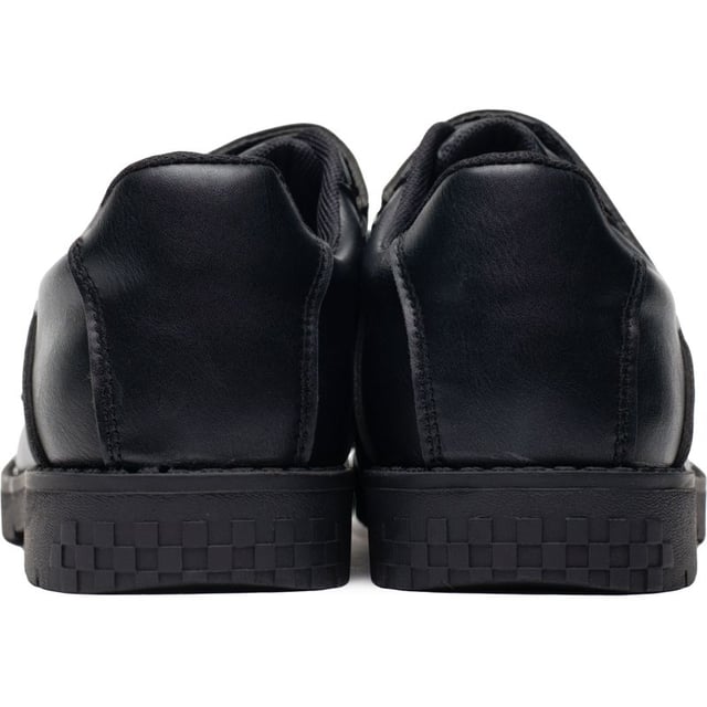 Zurück zu Schule in cooler Mode, mit der Strummer Schuhe von Ben Sherman. Diese stilvollen, aber eleganten und bequemen Schlupfschuhe verfügen über einen gepolsterten Kragen und eine Innensohle, eine genähte Schürze und elastische Seitenfalten für ein einfaches An- und Ausziehen. Das Ben Sherman Branding verleiht ihnen einen britischen Designer-Touch.