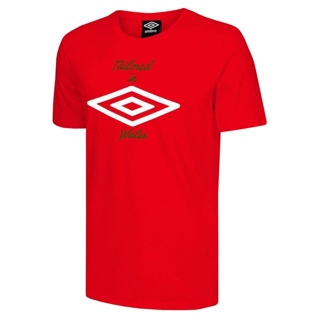 La camiseta de fútbol de fútbol de la tripulación de manga corta de la manga corta en la camiseta de fútbol de Gales es una pieza elegante y deportiva que celebra el orgullo galés y representa la pasión por el fútbol en Gales. Esta camiseta combina comodidad, estilo y espíritu de equipo, por lo que es imprescindible para los fanáticos del fútbol galés.

En un color rojo vibrante, esta camiseta se destaca con su apariencia audaz y enérgica. Las mangas cortas y el cuello de la tripulación proporcionan una silueta clásica y atemporal, lo que garantiza un ajuste cómodo para el uso diario.

Hecho a partir de materiales de alta calidad, esta camiseta ofrece una sensación suave y agradable contra la piel. La tela es duradera y transpirable, proporcionando comodidad y facilidad de movimiento durante las actividades de fútbol o salidas casuales.

Con su ajuste a medida, esta camiseta ofrece un aspecto más ajustado y moderno, mejorando su estilo general. El logotipo de Umbro se muestra con orgullo en el cofre, que representa el compromiso de la marca con la calidad y la autenticidad.

La característica más destacada de esta camiseta es el texto "adaptado en Gales" en la parte posterior, mostrando el orgullo y la artesanía asociados con el fútbol galés. Agrega un toque exclusivo, destacando la atención al detalle y la dedicación de los jugadores y seguidores de fútbol galés.

Ya sea que se dirige a un partido, participe en actividades deportivas o simplemente mostrando su apoyo al fútbol galés, la camiseta de fútbol de fútbol de la tripulación de manga corta Umbro es una opción fantástica. Su combinación de comodidad, estilo y espíritu de equipo te permite representar con orgullo el fútbol galés con confianza y orgullo.
