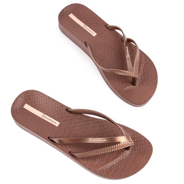 These Iconic And Trendy Flip Flops Bossa From Ipanema Brazil Tick All The Boxes. Made With Eco-friendly Materials And 100% Recyclable, This Stylish Design Has Embossed And Branded Toe Straps. They Are Great For The Beach, Chillaxing Days At The Spa Or For Your Wellness Treatment. Feel Good, Look Good.