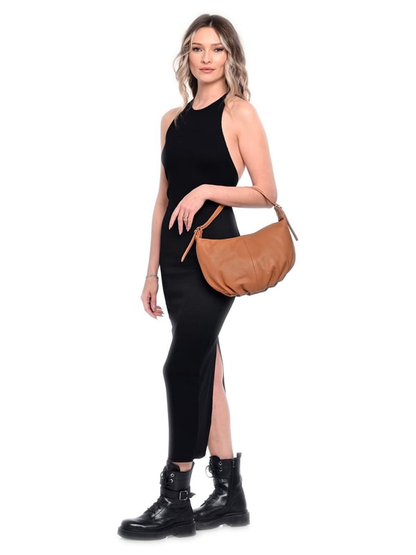 Handbag
100% cow leather
Top zip closure
Inner zip pocket
Dimensions : 22x31x2 cm
Handle: 47 cm adjustable