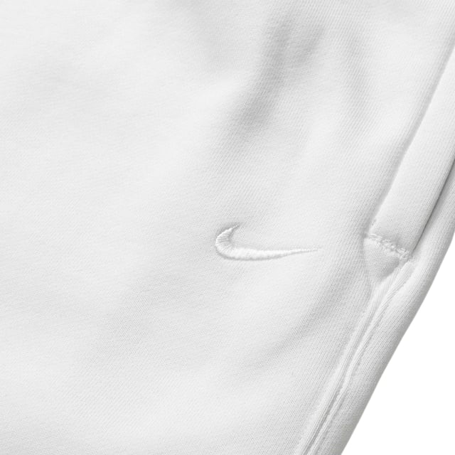 Veredeln Sie Ihren Stil mit der wei�en Jogg-Hose. Diese bequemen wei�en Nike-Hosen bieten einen eleganten und vielseitigen Look, perfekt f�r jeden Anlass. Egal, ob Sie ins Fitnessstudio gehen oder Besorgungen machen, diese Shorts bieten sowohl Stil als auch Funktionalit�t. Werten Sie Ihre Garderobe noch heute auf!, Elastischer Bund und Beinabschl�sse, Markenlogo auf der linken Tasche, Streetwear, schlichte wei�e Jogginghose,