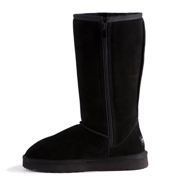 Aus Wooli "Newton" Australia Tall Zip, Schwarz DETAILS
Modischer hoher Reißverschluss-Stiefel - für bequemen Tragekomfort
Obermaterial aus Wildleder - wasserabweisend
Weiches Futter aus echtem australischem Schafsleder und Wolle
Nachhaltig beschafft und umweltfreundlich verarbeitet
Einzigartige geformte Einlegesohle mit Stützfunktion - mit Schaffell gefüttertes Fußbett - extrem bequem
Gummi-Laufsohle aus einer hochdichten EVA-Mischung - leichter, weicher und langlebiger
Lange Länge für hervorragende Wärme
Doppelte Nähte und verstärkte Ferse
YKK-Qualitätsreißverschluss
Schafsfell ist atmungsaktiv und hält die Füße im Winter warm und im Sommer kühl