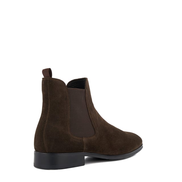 Dune Mens MANDATORY Chelsea Boots Mandatory Synonymous with Dune London, the Chelsea boot is a long-standing classic favoured for its transitional appeal. Signature style Mandatory perfectly blends a contemporary aesthetic with our iconic heritage. Crafted from the finest material and detailed with a quintessential elastic side gusset and grosgrain pull tab, this almond-toed silhouette has been set on a durable rubber outsole. Finished with tonal stitching, this timeless style will become a go-to dressing solution throughout the season.