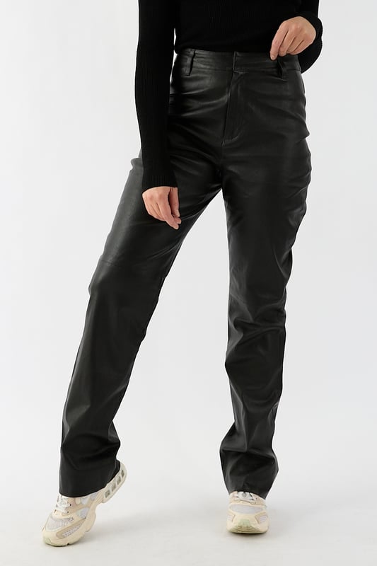 100 % Schapenleer&Bull; Das Modell mit hoher Taille ist 172 cm lang und hat Größe S/36