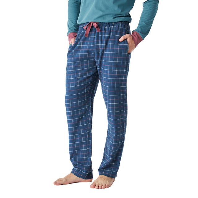 Eleva tu confort nocturno con nuestra pijama de algodón para caballero, diseñada para brindarte una experiencia de descanso inigualable.

La camiseta cuenta con mangas largas que ofrecen calidez y comodidad, ideales para las noches frescas.

El pantalón incluye prácticos bolsillos laterales, perfectos para llevar pequeños objetos, y una cintura elástica regulable con cordón que asegura un ajuste personalizado y cómodo.

Confeccionada en suave algodón, esta pijama combina funcionalidad y estilo, convirtiéndola en la opción perfecta para tus momentos de relax en casa. 

Disfruta de una noche de descanso reparador y despierta renovado cada mañana. ¡Haz de tu rutina nocturna un verdadero placer!
 Composición: Camiseta: 100% Algodón, Pantalón: 100% Algodón
 Cuidados:
- Lavar en máquina máx 30ºC.
- Centrifugado corto.
- No usar secadora.
- Planchar máx 110ºC.