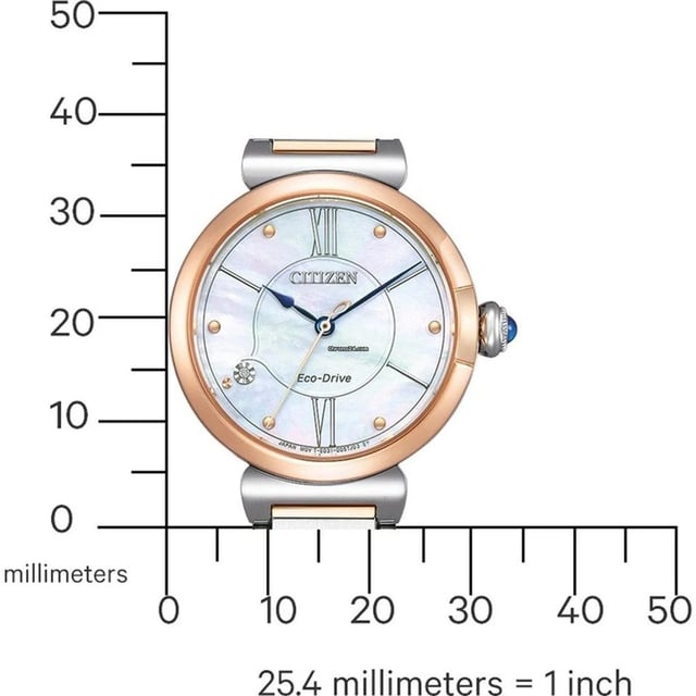 Diese Citizen  Analog Uhr für  Damen ist das perfekte Accessoire zum tragen oder verschenken. Ihr Mehrfarbig 29 mm Rund Gehäuse kombiniert mit dem bequemen Silber Armband aus  Edelstahl garantiert, dass Sie diese atemberaubende Uhr kompromisslos genießen werden. Angetrieben von einem hochwertigen Eco-Drive Uhrwerk und wasserdicht bis 5 bars, läuft Ihre Uhr stets weiter. ECO-DRIVE - Eco-Drive ist eine 40 Jahre alte Kerntechnologie von CITIZEN, die selbst bei schwachem Licht Strom erzeugt und es Uhren ermöglicht, auch im Dunkeln über sechs Monate lang zu laufen. Diese Analog-Uhr verfügt über eine funktion: Solar Diese hochwertige Uhr hat ein Silber Edelstahl Band ( 19 cm Länge und 14 mm Breite) mit einer Faltschließe Gehäusedurchmesser: 29 mm,Gehäuse Höhe: 8 mm, Gehäusefarbe: Mehrfarbig, Zifferblattfarbe: Perlmutt