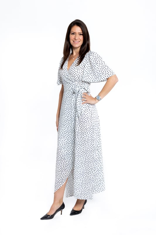 Este vestido elegante y bonito es ligero, con una falda estilo envolvente, escote en V y mangas cortas que favorecen. El vestido cuenta con un cinturón envolvente que añade un toque especial. Su estampado blanco y negro de lunares es un clásico para tu armario.

97% Poliéster, 3% Elastano

Lavado a máquina a 30°