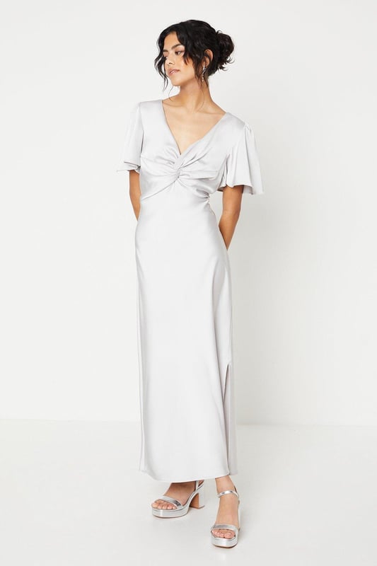 Made from satin, this elegant midi dress is not only stylish but also comfortable to wear. Whether you're attending a party or going out with friends, this dress will make you stand out. It's also a great option for bridesmaids, adding a touch of sophistication to any wedding.