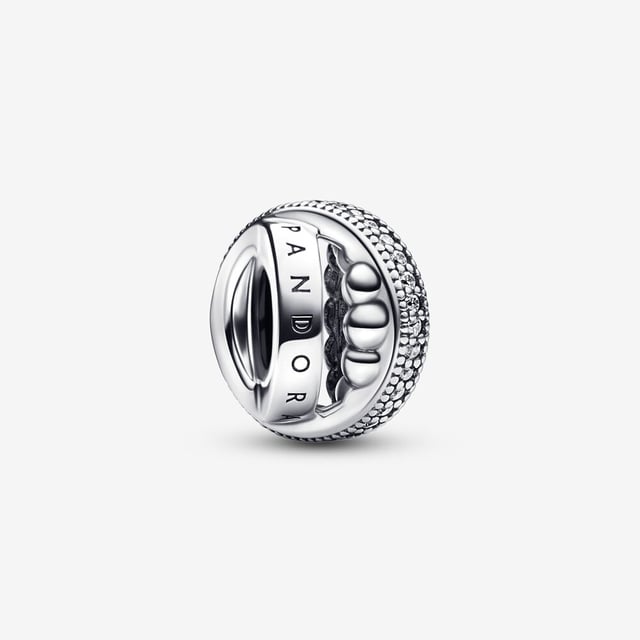 Dieser Pandora Anhänger aus Silber besteht aus hochwertigem, allergiefreiem 925 Sterling Silber. Der Pandora 'Signature Logo' Damen Anhänger aus 925 Sterling Silber - Silber 792317C01 wird in einer schönen Geschenkbox geliefert und hat eine zwei Jahre währende Garantie - das perfekte Geschenk, um sich selbst oder einen geliebten Menschen zu verwöhnen.