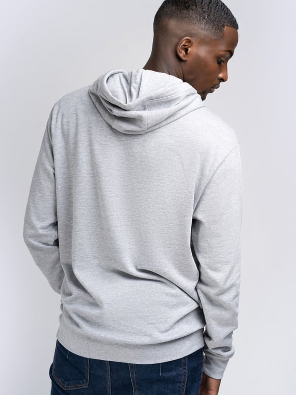 Dieser Hoodie für Männer von LONSDALE ist sehr bequem und sitzt perfekt. Die Kapuze kann mit einem Kordelzug verstellt werden. Die Kängurutasche bietet Platz für all Ihre Habseligkeiten. Die gerippten Bündchen sorgen für zusätzlichen Halt und Komfort.